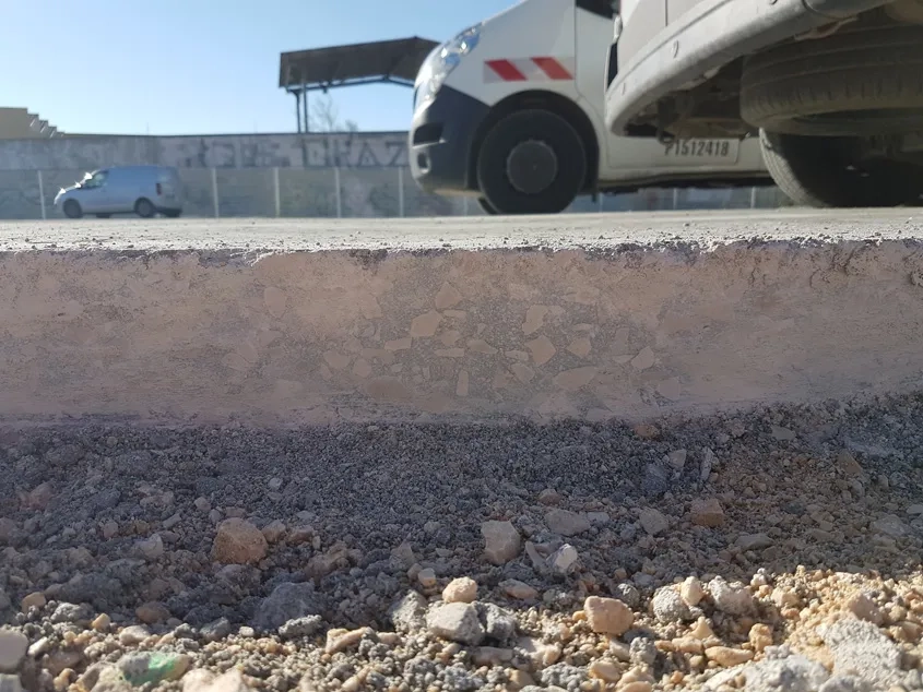 Pour la reprise de bétonnage, le joint de construction est scié proprement sur toute l’épaisseur de la couche de BCR puis humidifié. On voit bien la qualité de compactage (homogénéité et compacité) obtenue sur toute la hauteur de la couche. (© Colas)