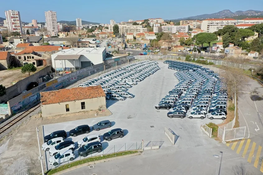 Vue aérienne de la plate-forme de stockage des véhicules en transit sur le Port de Brégaillon. (© Béton Vicat).