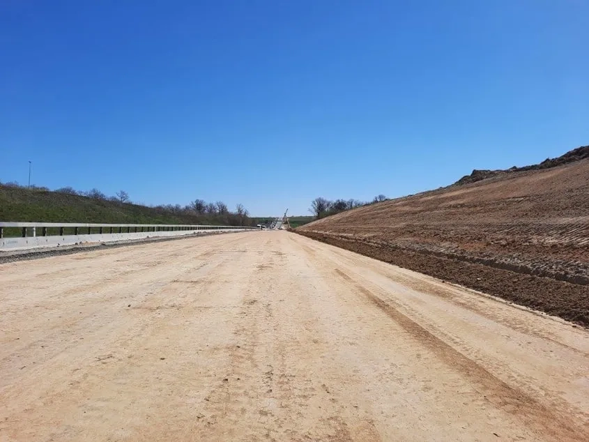 La liaison entre Toulon-Sur-Allier (Allier) et Digoin (Saône-et-Loire) fait appel massivement à la technique de traitement des sols en place au liant hydraulique routier LHR