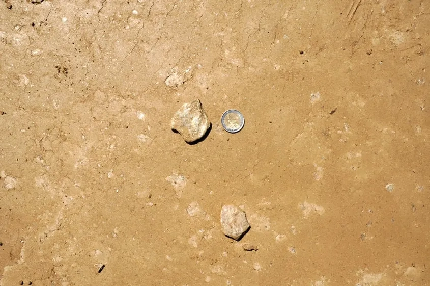 Le schiste est une roche qui a pour particularité d’avoir un aspect feuilleté, et de se débiter en plaques fines ou « feuillet rocheux ». On notera également son aspect brillant. Le schiste est une roche qui a pour particularité d’avoir un aspect feuilleté, et de se débiter en plaques fines ou « feuillet rocheux ». On notera également son aspect brillant.