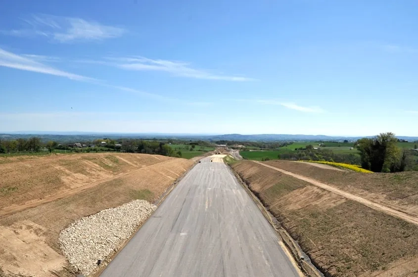 Vue d’ensemble d’un tronçon du chantier du contournement de Baraqueville. Vue d’ensemble d’un tronçon du chantier du contournement de Baraqueville.