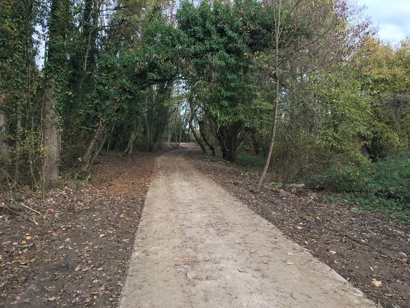 La piste cyclable s’intègre parfaitement dans le paysage naturel de la vallée de l’Orne. La piste cyclable s’intègre parfaitement dans le paysage naturel de la vallée de l’Orne.