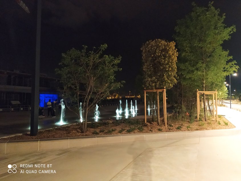 De nuit, la mise en scène des fontaines par les lumières prend toute sa dimension scénographique.