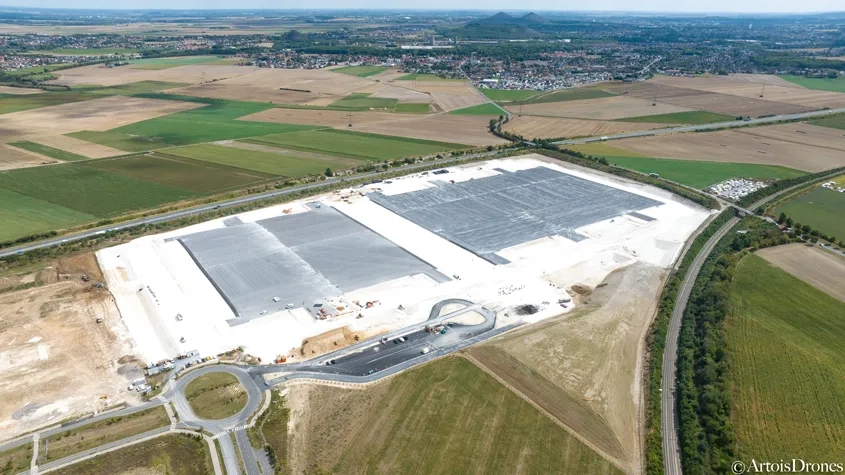 Vue générale de la plate-forme support traitée au ROC VDS et achevée, prête à recevoir les bâtiments, les aménagements extérieurs et les voiries. (©Colas/ArtoisDrones)