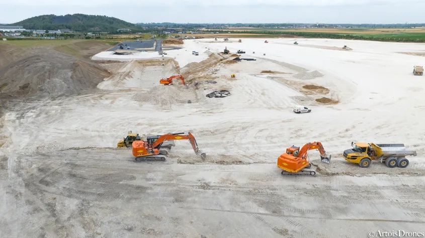 Vue générale du chantier de terrassement, conçu en circuit fermé déblais-remblais. (©Colas/ArtoisDrones)