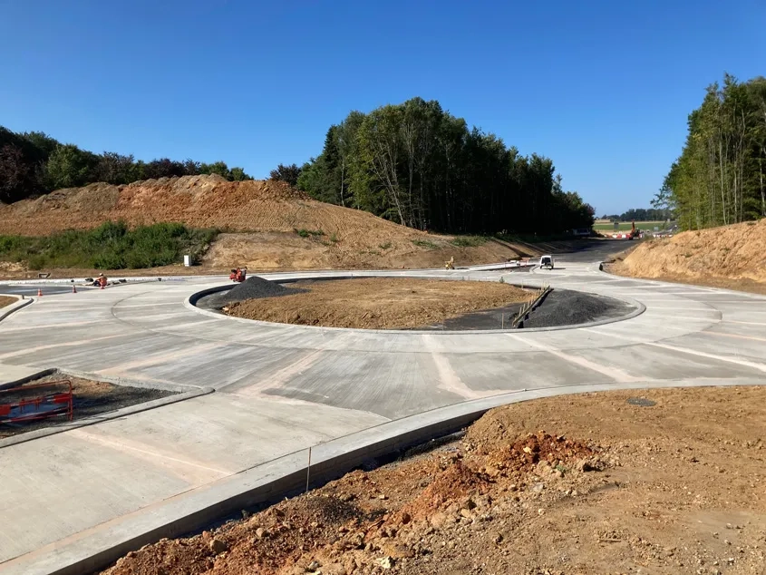 Vue du carrefour giratoire en béton en cours de finition. (©Joseph Abdo, JA-Consulting)