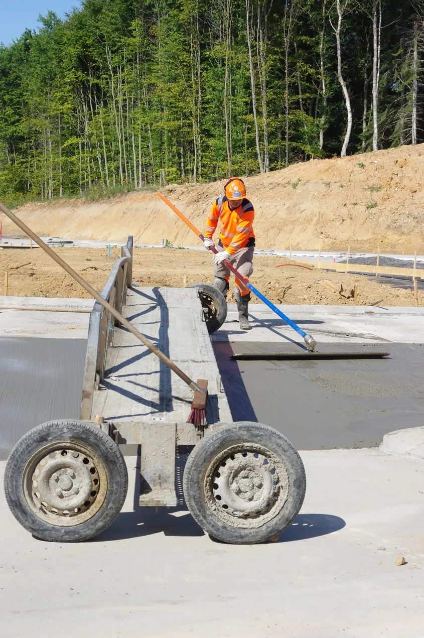 Talochage de la surface du béton. (©Joseph Abdo, JA-Consulting)