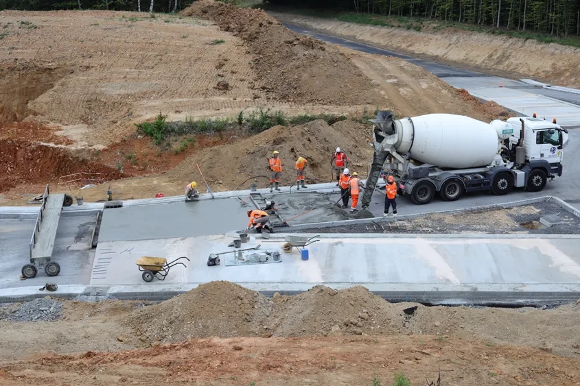 Contrôle de la consistance du béton à l’aide de l’essai d’affaissement au cône d’Abrams. (©Quentin Hognon, Colas)