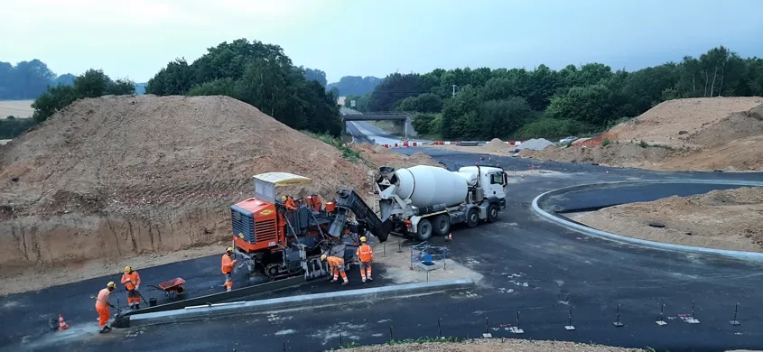 Après la mise en œuvre de la grave-bitume, une machine à coffrage glissant a réalisé les bordures et les bordures-caniveaux. (©Quentin Hognon, Colas)