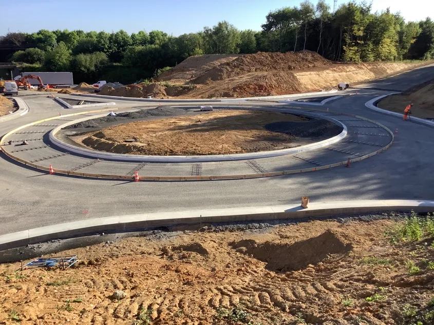 Réalisation du coffrage de l’anneau interne entre la bordure béton qui sert aussi de coffrage et le coffrage bois. Les paniers de goujons sont positionnés et fixés dans la grave-bitume. (©Quentin Hognon, Colas)