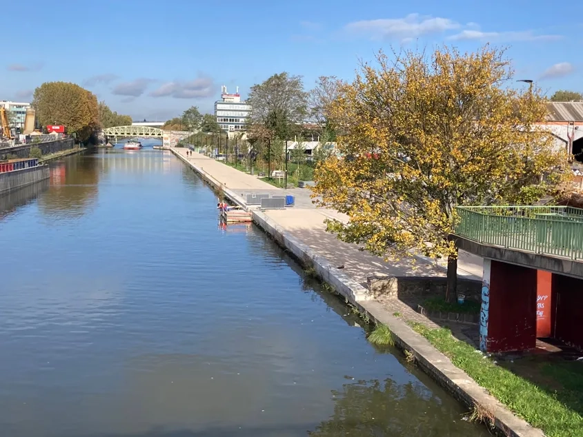 Les berges du canal Saint-Denis à Aubervilliers, aménagées en béton sablé. (©Joseph Abdo/JA-Consulting)