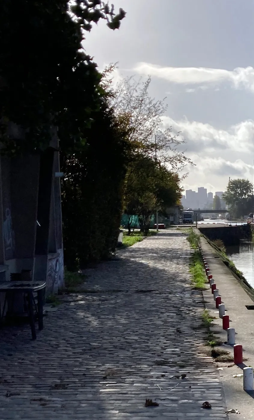 Les berges du canal Saint-Denis, sur la commune d’Aubervilliers, sont dans un état dégradé, qui rend impossibles la marche et la pratique du vélo. (©Joseph Abdo/JA-Consulting)