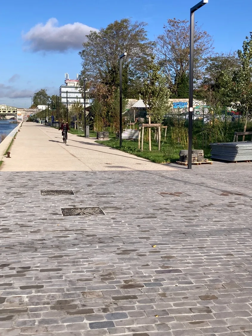 Vue générale de l’aménagement des berges du canal Saint-Denis montrant les différents revêtements réalisés, les espaces verts ainsi que les zones de détente. (©Joseph Abdo/JA-Consulting)