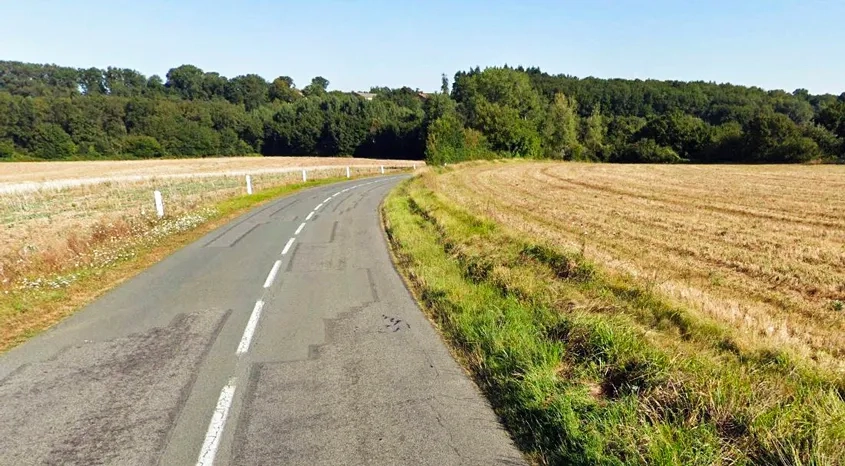 État de la chaussée de la RD7 sur la commune de Brux, avant les travaux de réhabilitation. (©Ludovic Pasdeloup/Conseil départemental de la Vienne)
