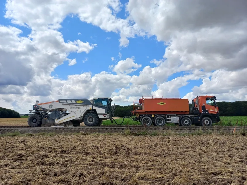 RD 119. Retraitement en place au liant hydraulique routier ROC VDS entre Briot et Briot-La-Grange. L’humidification du matériau est réalisée directement dans la cloche du malaxeur. (©Colas)