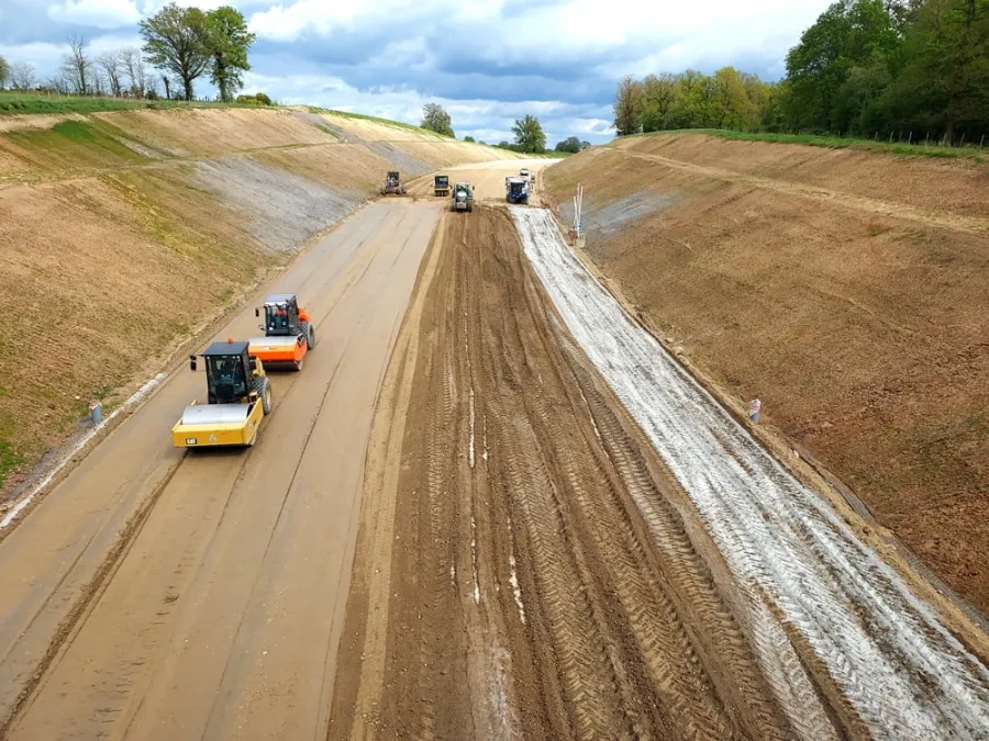 Vue générale du chantier de mise en œuvre de la couche de forme traitée au liant Rolac Premier ECOPlanet. (©Guintoli/groupe NGE)