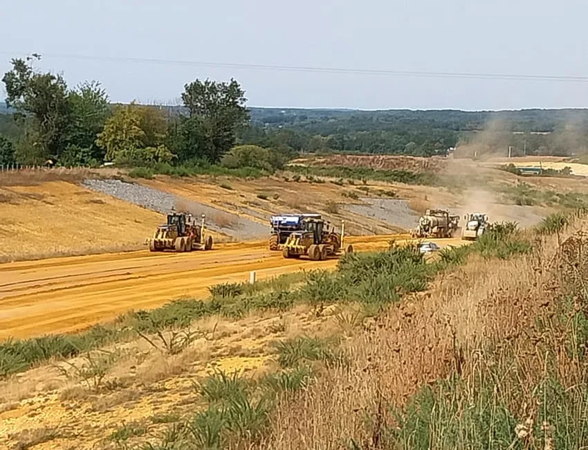 Vue générale du chantier de terrassement, conçu en circuit fermé déblais-remblais. (© Guintoli – NGE)