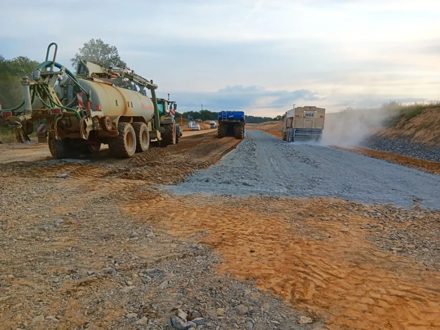 Épandage du LHR Rolac Premier ECOPlanet à la surface du matériau à l’aide d’un épandeur asservi avec contrôle pondéral. © Guintoli – NGE)