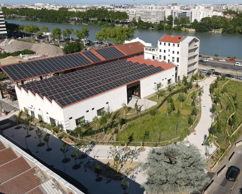 Petit Champ. 9 000 m2 de cheminements principaux sont réalisés en béton recyclé à empreinte carbone réduite. (© Agence Base)