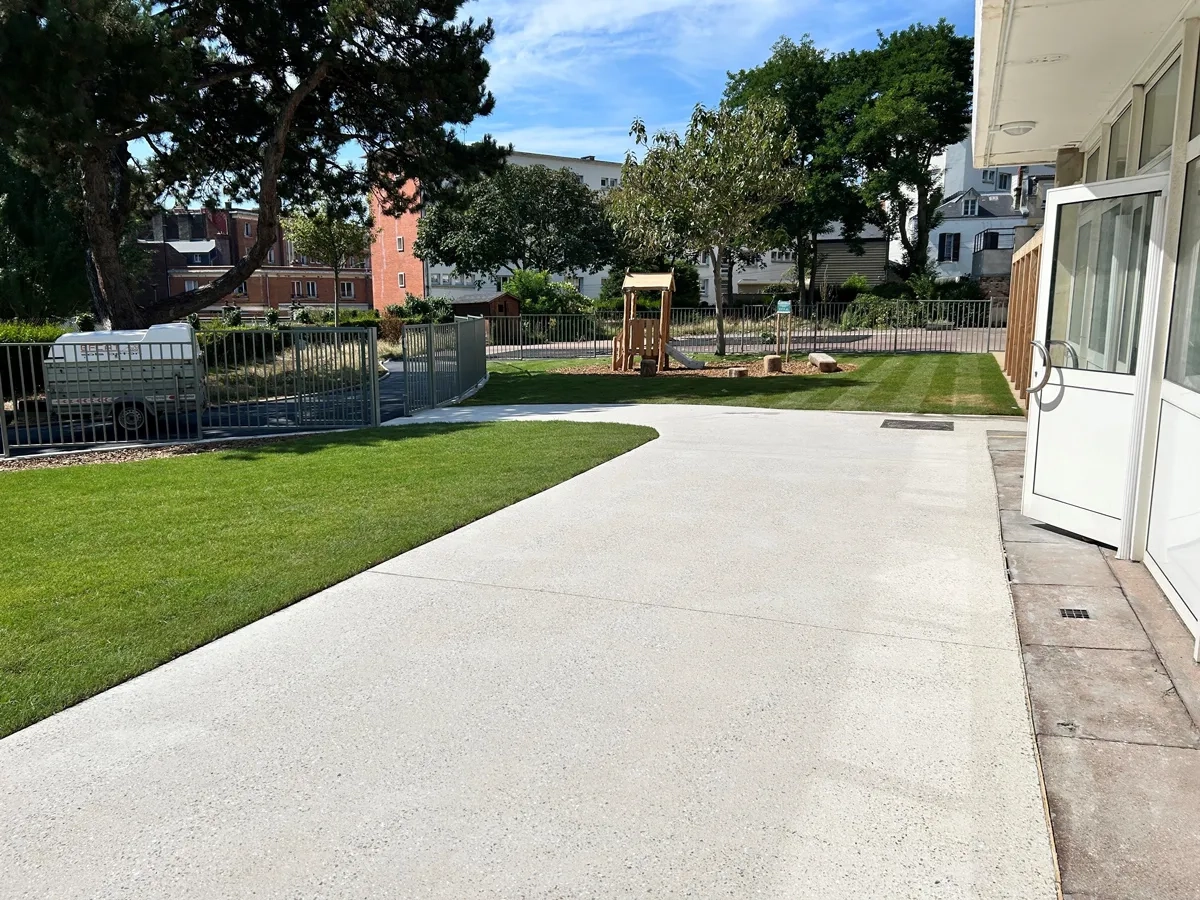 Béton poncé clair au Havre. ©Efcat