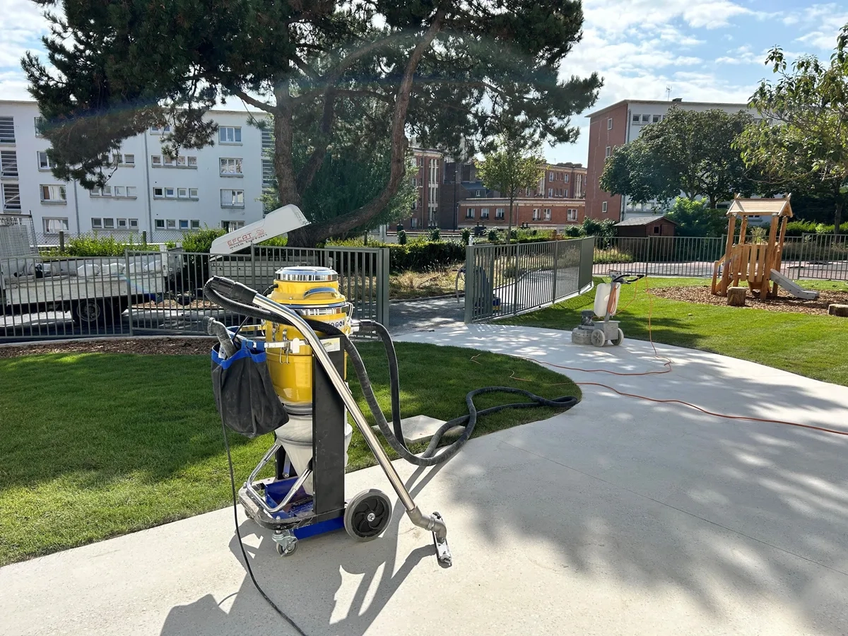 Aspirateur utilisé lors du ponçage du béton. ©Efcat