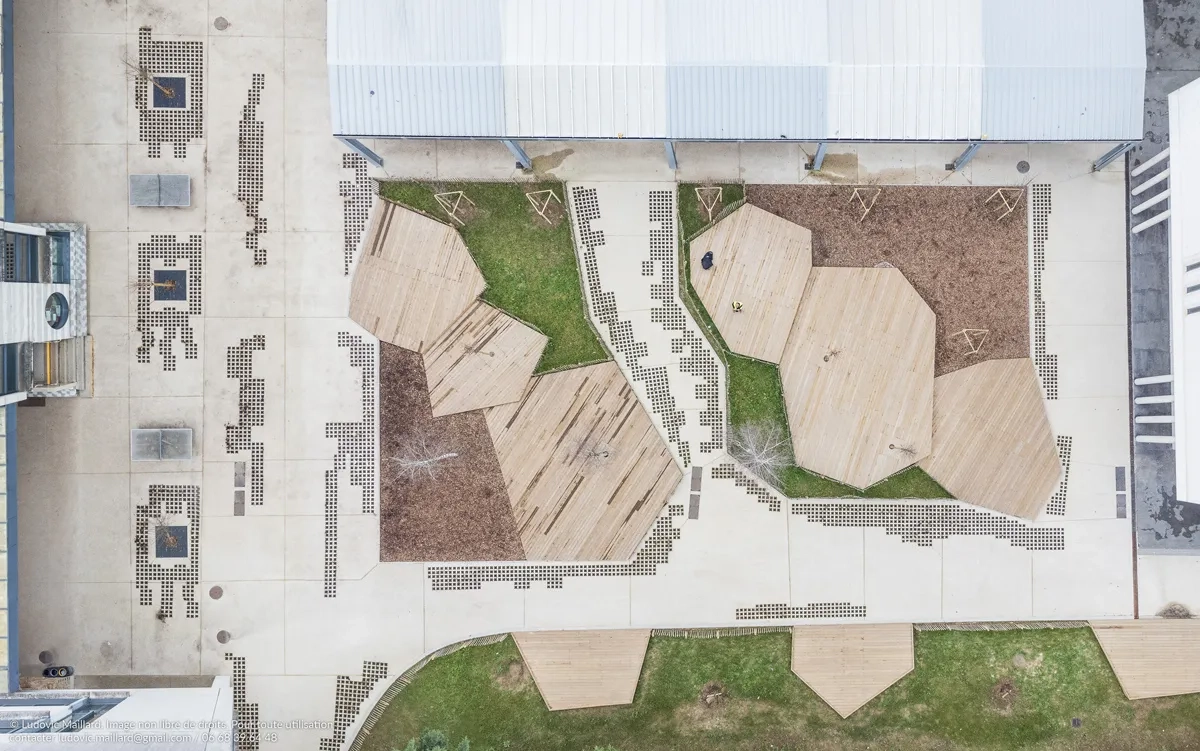Cour du collège en vue aérienne à Noisy-le-Grand. ©Ludovic Maillard