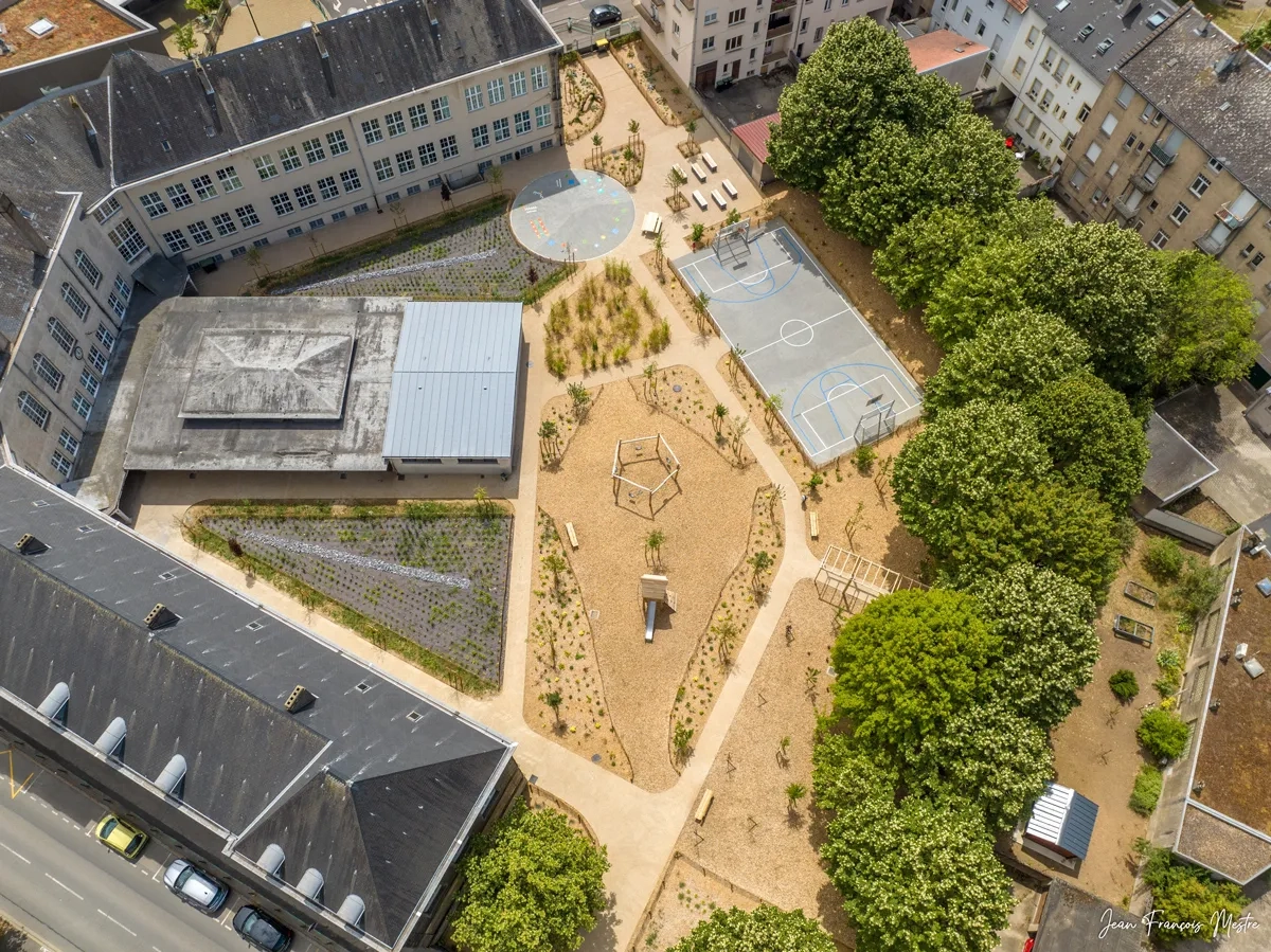 Cour de l’école en vue aérienne à Thionville. ©Jean-François Mestre
