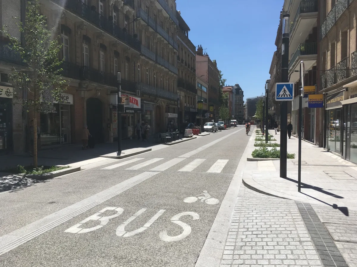 À Toulouse, béton désactivé clair résistant aux charges lourdes canalisées sous forte chaleur. ©Groupe Sols