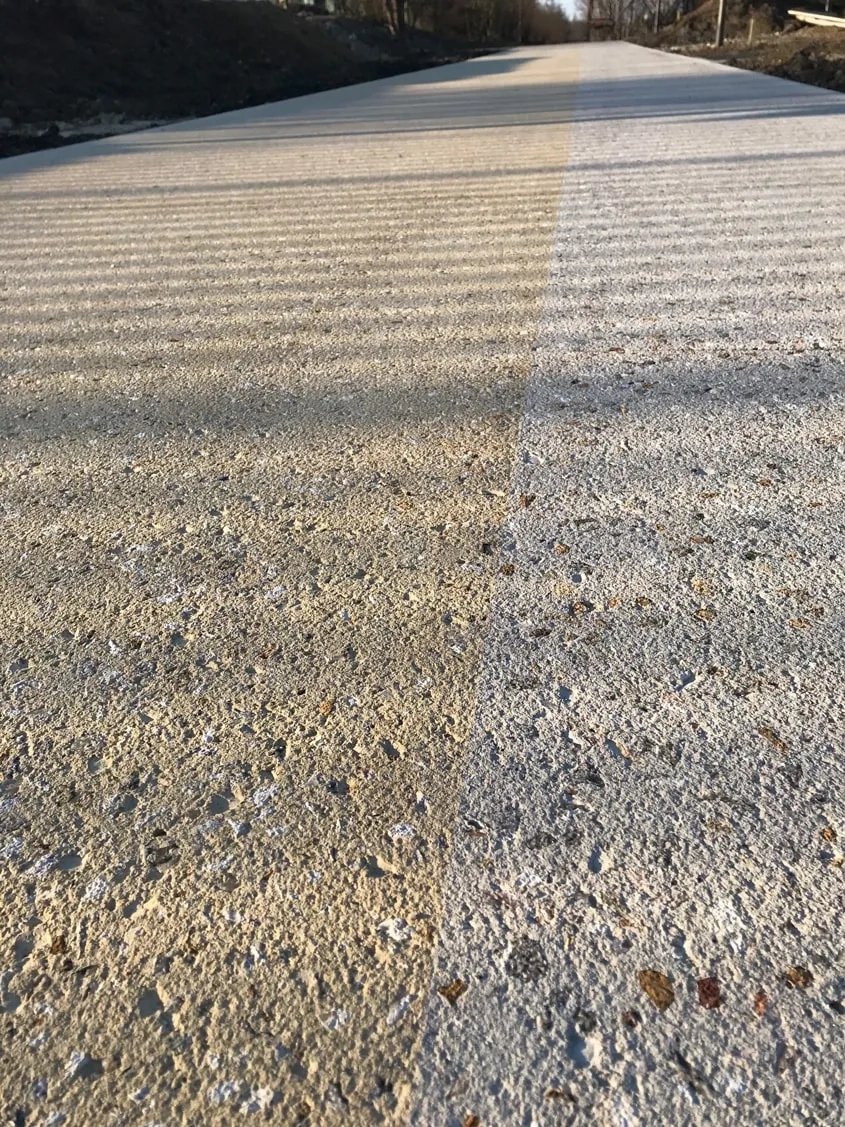 Les deux finitions de béton : ocre clair à gauche et gris clair à droite. Les deux finitions de béton : ocre clair à gauche et gris clair à droite.
