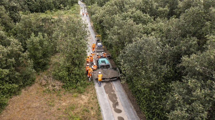 Réfection d’une piste cyclable : mise en œuvre au finisseur d’un BCR bas carbone intégrant 100 % de granulats recyclés. (©Dans le Champ/Spie Batignolles Malet)