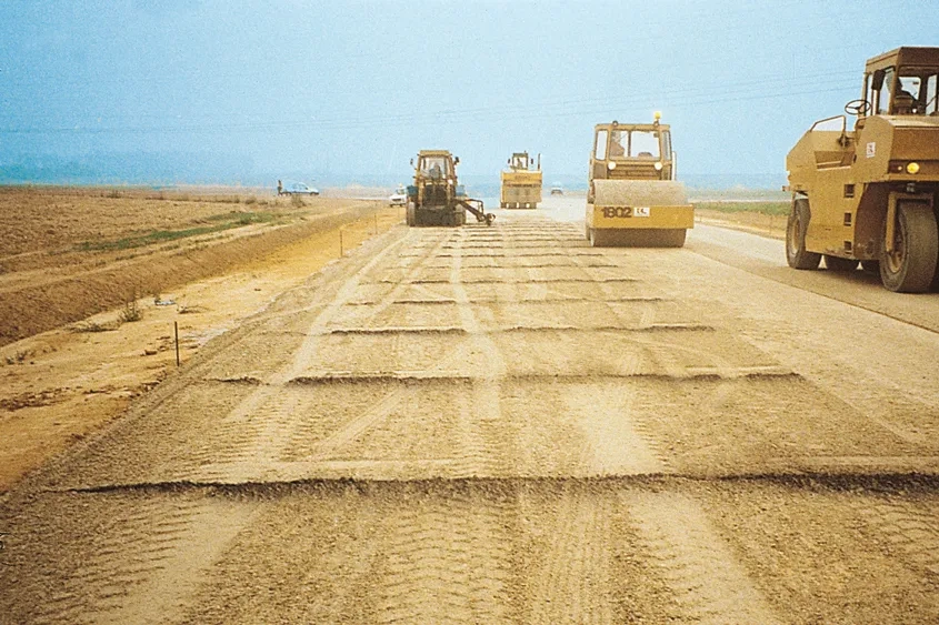 Atelier de compactage du BCR, constitué de rouleaux vibrants suivis d’un compacteur à pneus. (©Cimbéton)