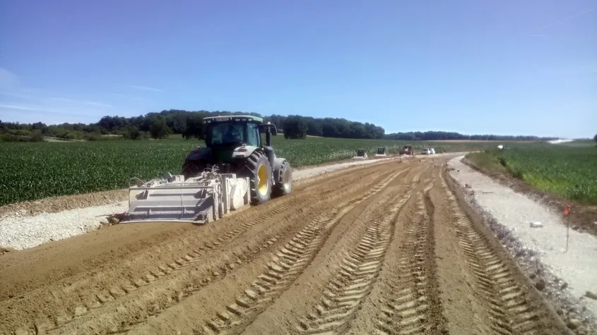 Juillet 2020. Vue générale du chantier de traitement de la couche de forme de la déviation de Ballesdorf, le plus important engagé récemment par le département du Haut-Rhin. Juillet 2020. Vue générale du chantier de traitement de la couche de forme de la déviation de Ballesdorf, le plus important engagé récemment par le département du Haut-Rhin.