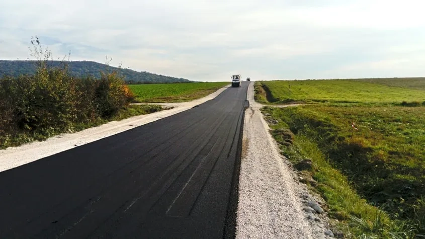 Compactage du BBCS. Mise à niveau des chemins d’accès aux parcelles agricoles. Compactage du BBCS. Mise à niveau des chemins d’accès aux parcelles agricoles.