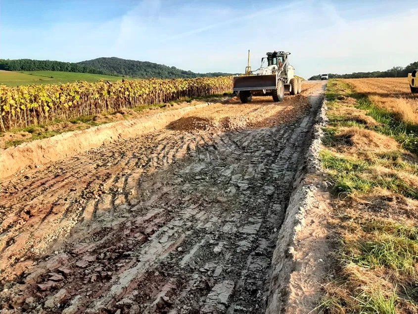Travaux de remblayage des purges effectués en pleine largeur. Travaux de remblayage des purges effectués en pleine largeur.