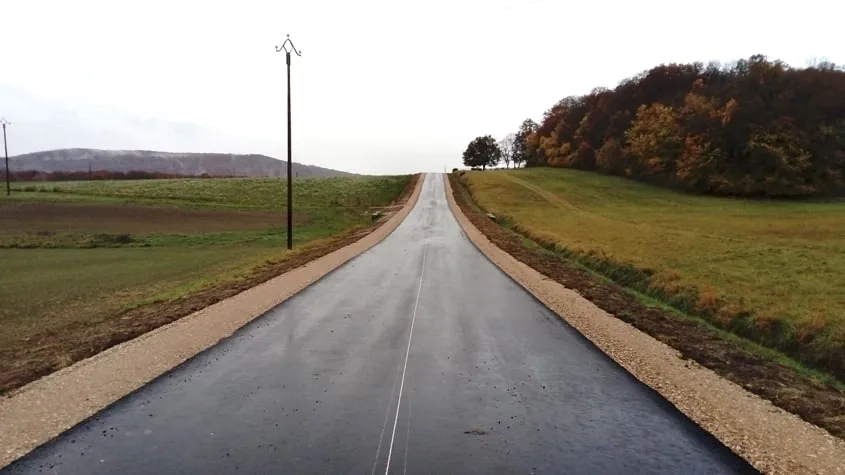 Réhabilitation de la RD25 achevée. Accotement rehaussé et axe de prémarquage réalisé. Réhabilitation de la RD25 achevée. Accotement rehaussé et axe de prémarquage réalisé.