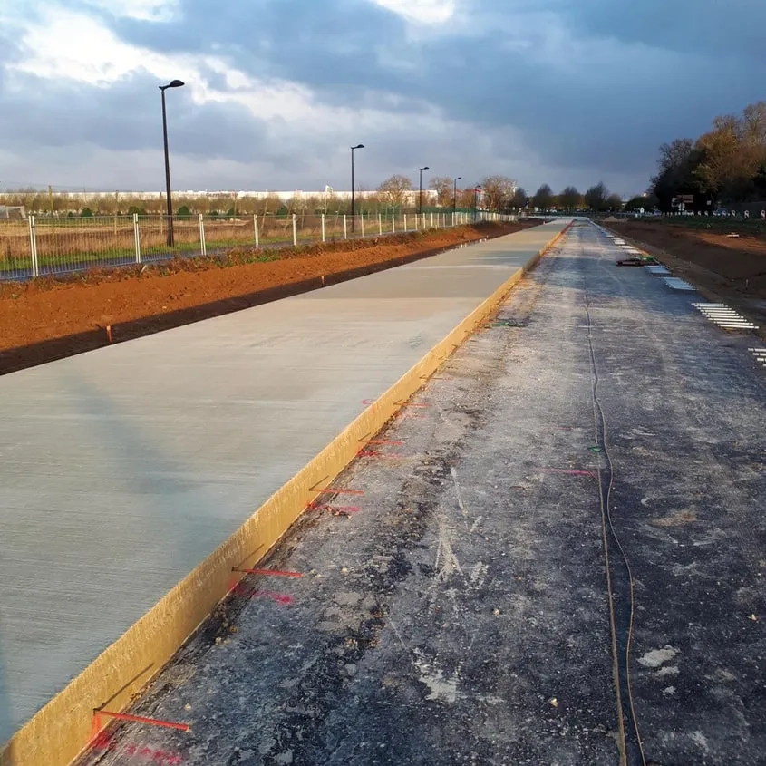 Afin de maintenir fermé le joint longitudinal, des fers de liaison ont été insérés dans le béton frais avec un espacement d’un mètre. Afin de maintenir fermé le joint longitudinal, des fers de liaison ont été insérés dans le béton frais avec un espacement d’un mètre.