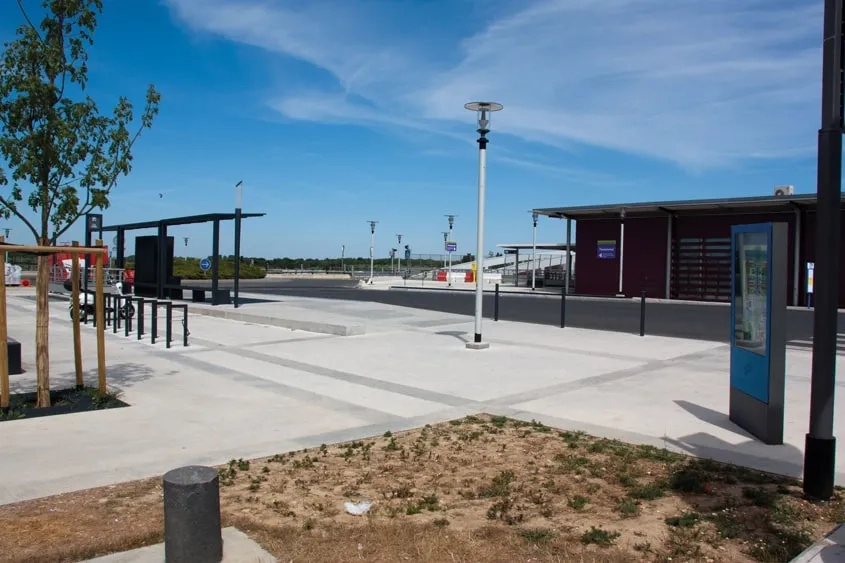 Structurante, la nouvelle ligne comptera 26 stations et sera en correspondance avec le RER D, la ligne R, le T Zen 1 et les lignes de bus existantes. Structurante, la nouvelle ligne comptera 26 stations et sera en correspondance avec le RER D, la ligne R, le T Zen 1 et les lignes de bus existantes.