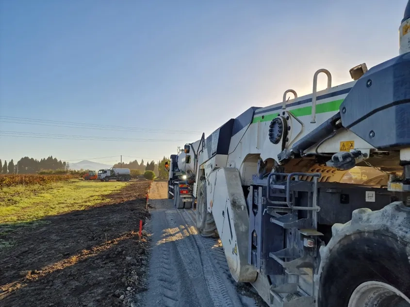 Le traitement des matériaux du site avec un liant hydraulique routier est une technique incontournable dans le cas d’aménagement d’une voie étroite. (© Bruno Montagnini_Ecostab)