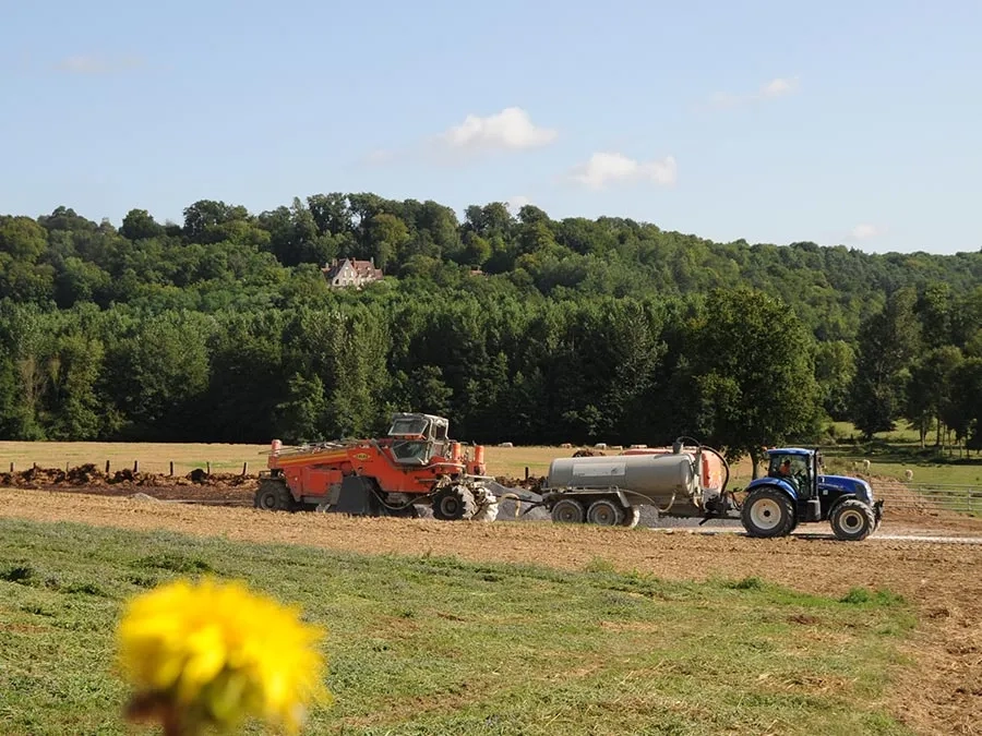 Technique éprouvée, le retraitement en place au LHR combine intégration écologique et respect du site, en évitant notamment l’extraction et la mise en décharge des matériaux pollués par une noria de camions Technique éprouvée, le retraitement en place au LHR combine intégration écologique et respect du site, en évitant notamment l’extraction et la mise en décharge des matériaux pollués par une noria de camions