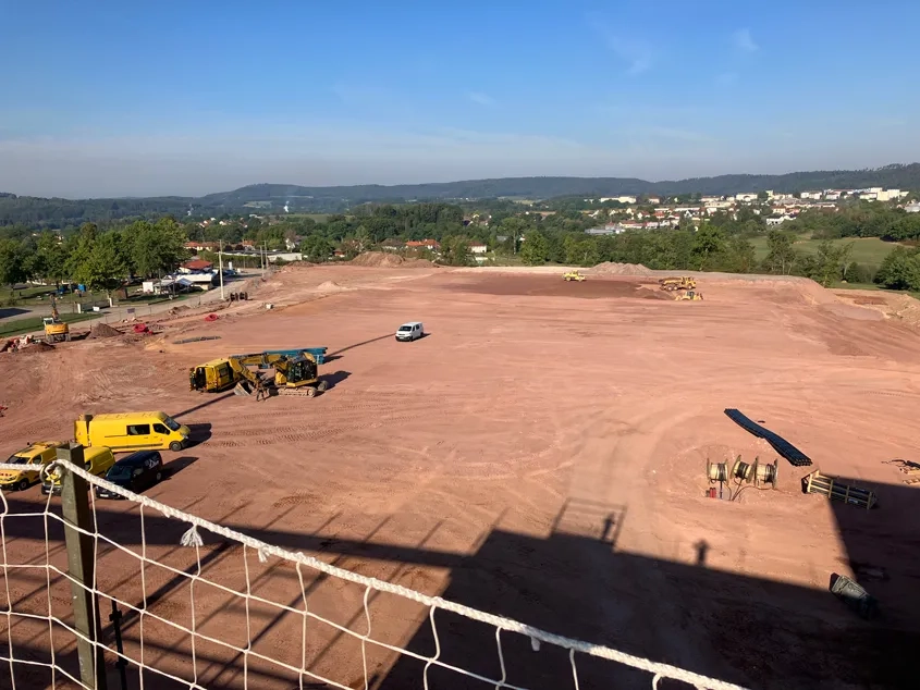 Vue générale du chantier de terrassement. (© Scierie-Gaiffe et Avinim Construction)