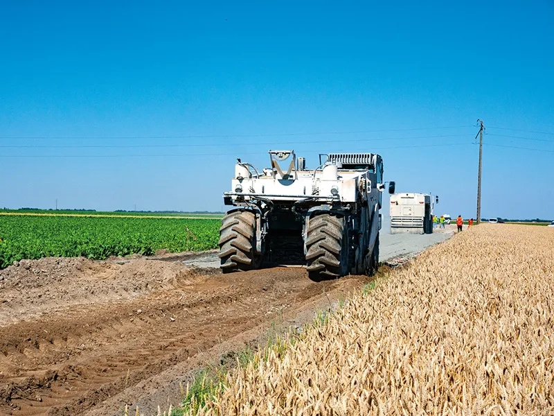 Le malaxeur Wirtgen 2400 intervenant sur une épaisseur de 45 cm de profondeur. Le malaxeur Wirtgen 2400 intervenant sur une épaisseur de 45 cm de profondeur.