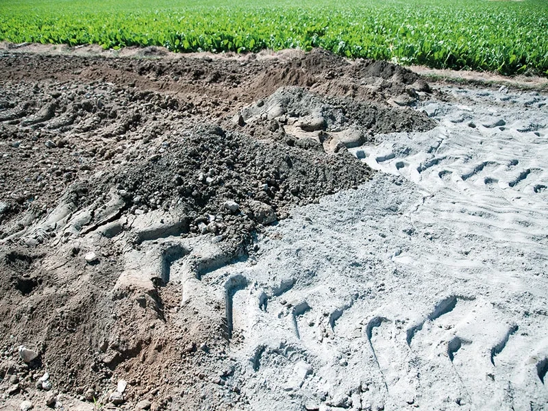Résultat à l’issue du malaxage : le liant clair a été finement mélangé avec le matériau de l’ancienne chaussée. Résultat à l’issue du malaxage : le liant clair a été finement mélangé avec le matériau de l’ancienne chaussée.