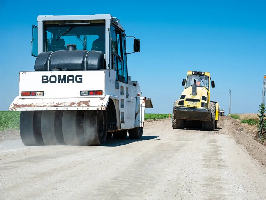 L’atelier de compactage composé d’un compacteur à pneumatiques Bomag BW 24 RH et d’un rouleau V5. L’atelier de compactage composé d’un compacteur à pneumatiques Bomag BW 24 RH et d’un rouleau V5.