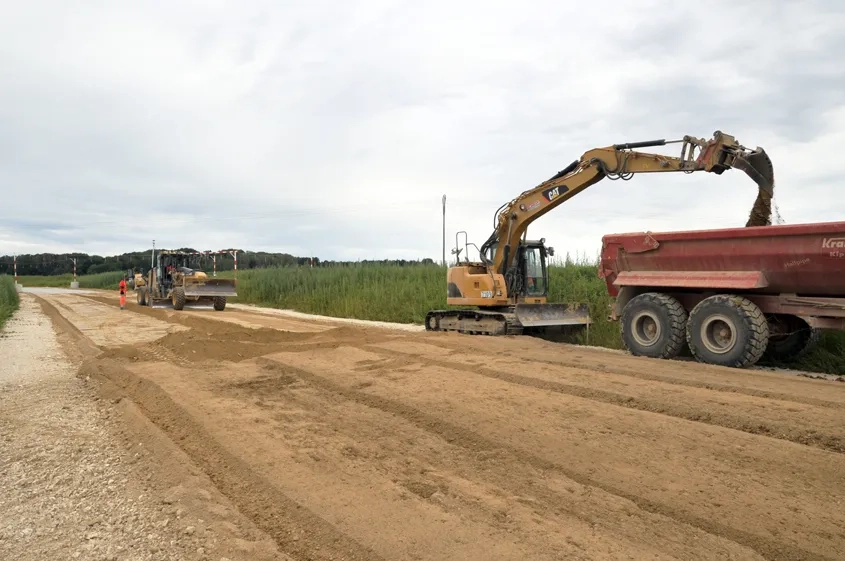 Les déblais, traités à la chaux, stockés et bâchés dans le périmètre du chantier, sont repris pour la réalisation de la couche de forme. Les déblais, traités à la chaux, stockés et bâchés dans le périmètre du chantier, sont repris pour la réalisation de la couche de forme.