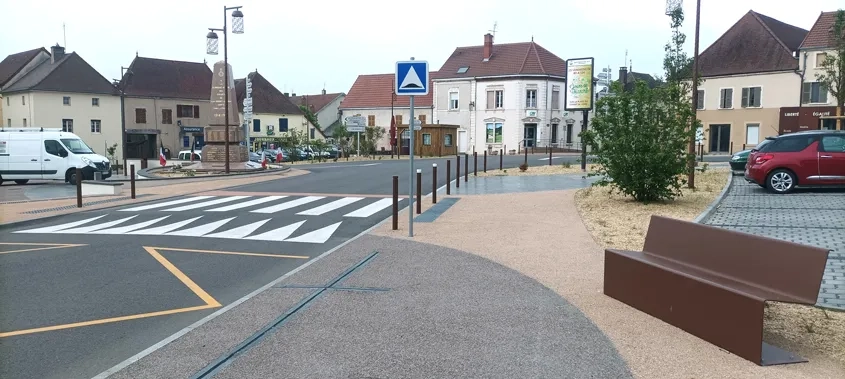 Vue générale après aménagement de la place du Champ-de-Foire à Saint-Bonnet-de-Joux. (©Jean-Sébastien Deborde, Ingepro)