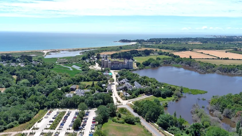 Vue aérienne des aménagements des espaces publics autour du château de Suscinio. (©Phytolab)