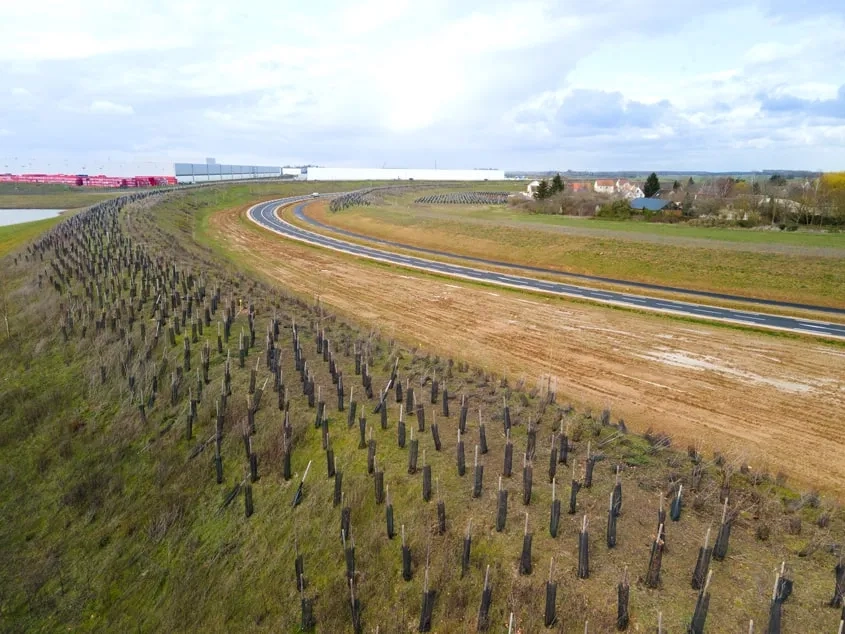 La nouvelle voie a été ouverte à la circulation en mars 2021. Ses aménagements paysagers permettent au nouveau tronçon de se fondre harmonieusement dans le paysage local.