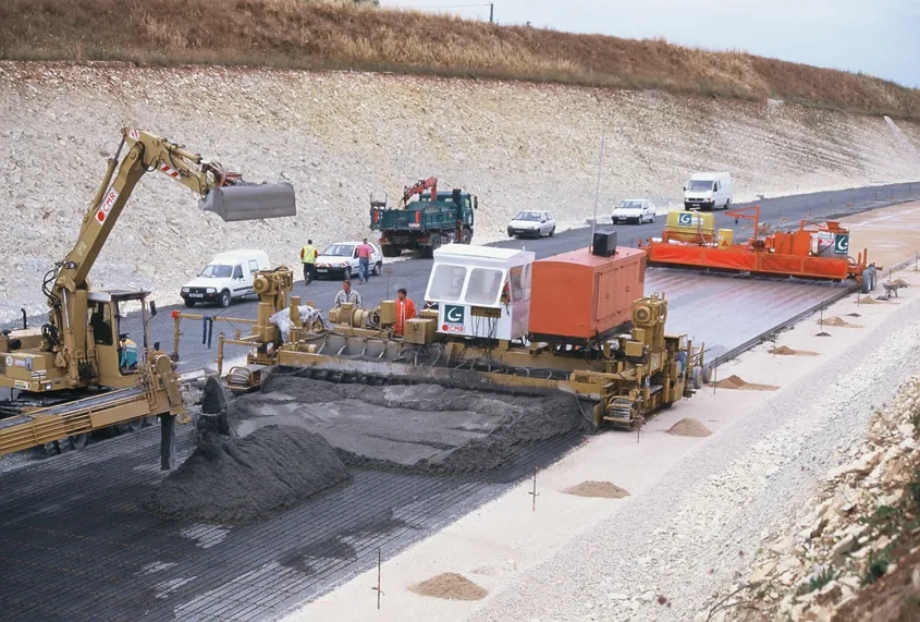 Mise en œuvre à la machine à coffrages glissants d'une structure composite en Béton Armé Continu BAC sur Grave Bitume GB3. RN 141 ; Déviation des Rassats-Favrauds.