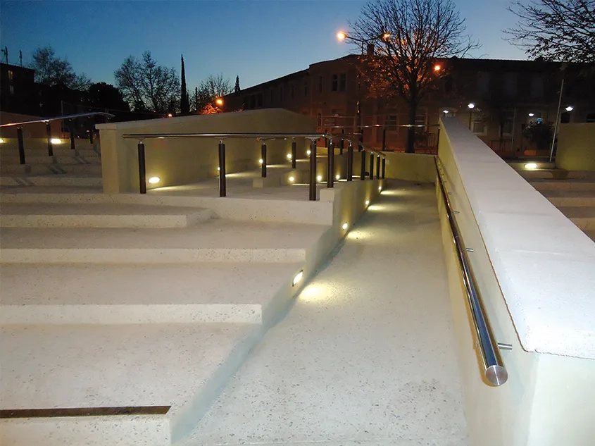 Parvis de l’hôtel de ville de Sorgues (Vaucluse). Matériaux utilisés : béton bouchardé sur base de ciment blanc, sable de Bellegarde, semi-concassé 11/22,4 Vergèze, concassé 14/20 « La Môle ». Maître d’ouvrage : municipalité de Sorgues. Architecte-concepteur : M. Trouvé, cabinet A et Co. Parvis de l’hôtel de ville de Sorgues (Vaucluse). Matériaux utilisés : béton bouchardé sur base de ciment blanc, sable de Bellegarde, semi-concassé 11/22,4 Vergèze, concassé 14/20 « La Môle ». Maître d’ouvrage : municipalité de Sorgues. Architecte-concepteur : M. Trouvé, cabinet A et Co.