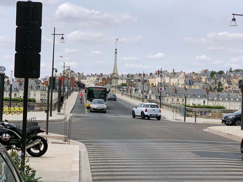 Le pont Jacques-Gabriel, construit au XVIIIe siècle, vu de la rive gauche de Blois.